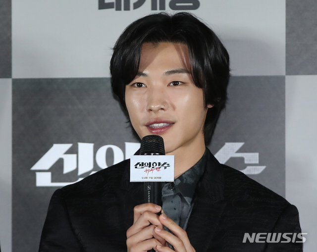 【서울=뉴시스】조수정 기자 = 배우 우도환이 29일 오후 서울 이촌동 CGV용산아이파크몰에서 열린 '신의 한수 : 귀수편' 언론시사회에서 질문에 답하고 있다. 영화 '신의 한수: 귀수편'은 11월 7일 개봉한다. 2019.10.29.chocrystal@newsis.com