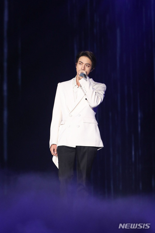 【서울=뉴시스】김진아 기자 = 그룹 방탄소년단 진이 29일 서울 잠실 올림픽주경기장에서 ‘러브 유어셀프: 스피크 유어셀프 더 파이널(LOVE YOURSELF: SPEAK YOURSELF [THE FINAL])’ 공연을 펼치고 있다. 2019.10.29. (사진=빅히트엔터테인먼트 제공) photo@newsis.com