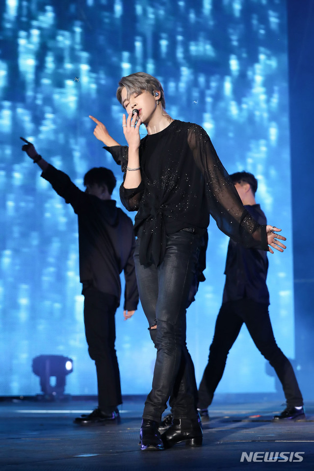 【서울=뉴시스】김진아 기자 = 그룹 방탄소년단 지민이 29일 서울 잠실 올림픽주경기장에서 ‘러브 유어셀프: 스피크 유어셀프 더 파이널(LOVE YOURSELF: SPEAK YOURSELF [THE FINAL])’ 공연을 펼치고 있다. 2019.10.29. (사진=빅히트엔터테인먼트 제공) photo@newsis.com