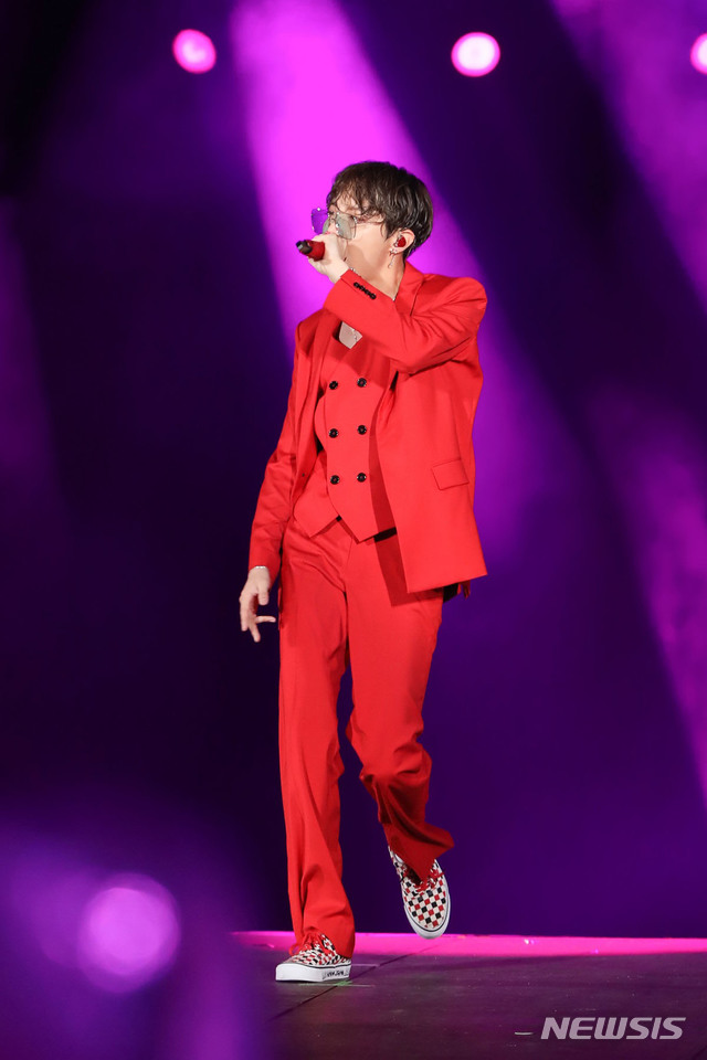 【서울=뉴시스】김진아 기자 = 그룹 방탄소년단 제이홉이 29일 서울 잠실 올림픽주경기장에서 ‘러브 유어셀프: 스피크 유어셀프 더 파이널(LOVE YOURSELF: SPEAK YOURSELF [THE FINAL])’ 공연을 펼치고 있다. 2019.10.29. (사진=빅히트엔터테인먼트 제공) photo@newsis.com