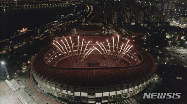 【서울=뉴시스】김진아 기자 = 그룹 방탄소년단이 29일 서울 잠실 올림픽주경기장에서 ‘러브 유어셀프: 스피크 유어셀프 더 파이널(LOVE YOURSELF: SPEAK YOURSELF [THE FINAL])’ 공연을 펼치고 있다. 2019.10.29. (사진=빅히트엔터테인먼트 제공)&nbsp; photo@newsis.com 