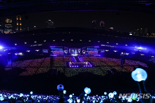 【서울=뉴시스】김진아 기자 = 그룹 방탄소년단이 29일 서울 잠실 올림픽주경기장에서 ‘러브 유어셀프: 스피크 유어셀프 더 파이널(LOVE YOURSELF: SPEAK YOURSELF [THE FINAL])’ 공연을 펼치고 있다. 2019.10.29. (사진=빅히트엔터테인먼트 제공)&nbsp; photo@newsis.com 