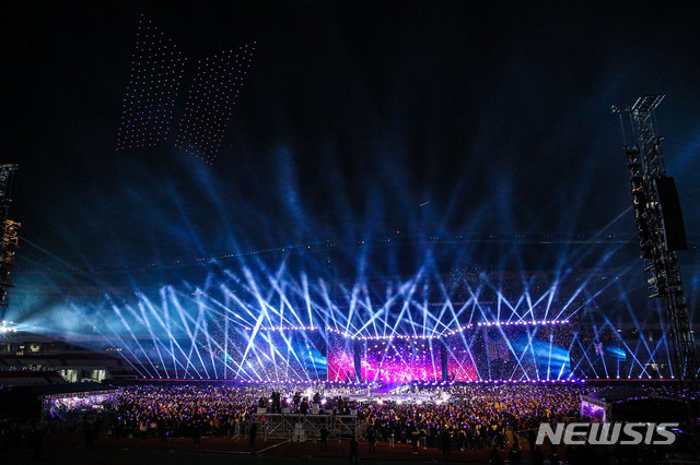 【서울=뉴시스】김진아 기자 = 그룹 방탄소년단이 29일 서울 잠실 올림픽주경기장에서 ‘러브 유어셀프: 스피크 유어셀프 더 파이널(LOVE YOURSELF: SPEAK YOURSELF [THE FINAL])’ 공연을 펼치고 있다. 2019.10.29. (사진=빅히트엔터테인먼트 제공)&nbsp; photo@newsis.com 