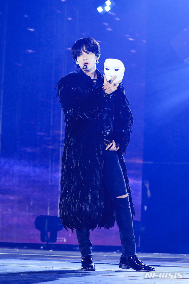 【서울=뉴시스】김진아 기자 = 그룹 방탄소년단 뷔가 29일 서울 잠실 올림픽주경기장에서 ‘러브 유어셀프: 스피크 유어셀프 더 파이널(LOVE YOURSELF: SPEAK YOURSELF [THE FINAL])’ 공연을 펼치고 있다. 2019.10.29. (사진=빅히트엔터테인먼트 제공) photo@newsis.com