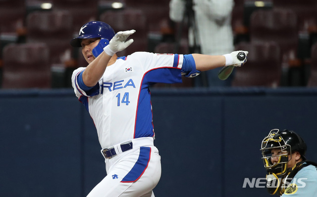 【서울=뉴시스】 고범준 기자 = 29일 오후 서울 구로구 고척스카이돔에서 '2019 WBSC 프리미어12' 앞두고 열린 야구대표팀과 상무의 연습경기, 5회초 무사 대표팀 최정이 안타를 치고 있다. 2019.10.29. bjko@newsis.com