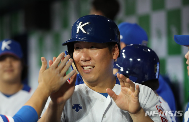 【서울=뉴시스】 고범준 기자 = 29일 오후 서울 구로구 고척스카이돔에서 '2019 WBSC 프리미어12' 앞두고 열린 야구대표팀과 상무의 연습경기, 6회초 무사 만루 양의지가 볼넷으로 진루하자 득점 올린 김현수가 덕아웃에서 동료들과 하이파이브 있다. 2019.10.29. bjko@newsis.com