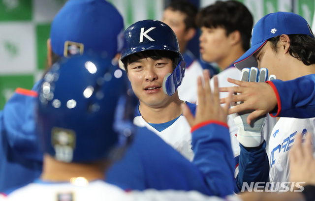 【서울=뉴시스】 고범준 기자 = 29일 오후 서울 구로구 고척스카이돔에서 '2019 WBSC 프리미어12' 앞두고 열린 야구대표팀과 상무의 연습경기, 6회초 무사 만루 대표팀 최정의 안타 때 홈을 밟은 민병헌이 덕아웃에서 동료들과 하이파이브 하고 있다. 2019.10.29. bjko@newsis.com