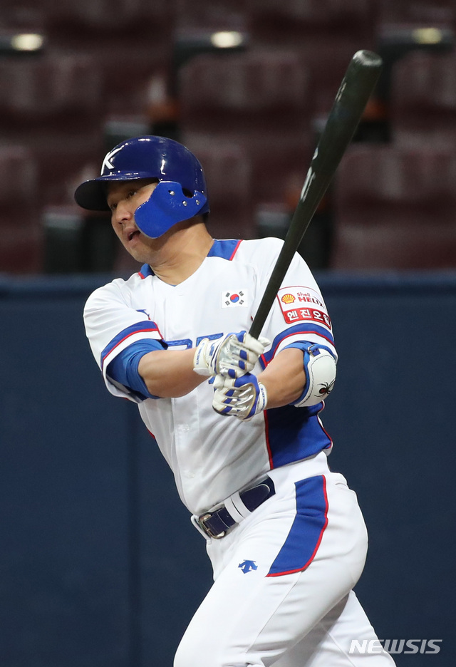 【서울=뉴시스】 고범준 기자 = 29일 오후 서울 구로구 고척스카이돔에서 '2019 WBSC 프리미어12' 앞두고 열린 야구대표팀과 상무의 연습경기, 6회초 무사 만루 대표팀 최정이 안타를 치고 있다. 2019.10.29. bjko@newsis.com