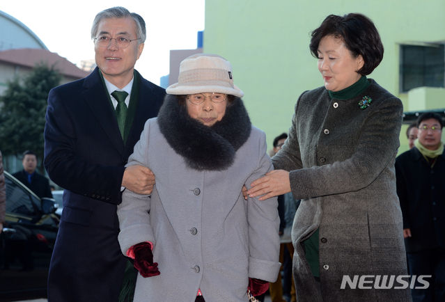 【서울=뉴시스】문재인 대통령의 모친인 강한옥 여사가 29일 향년 92세로 별세했다. 사진은 문 대통령과 김정숙 여사가 모친인 강한옥 여사를 모시고 함께 제18대 대통령 선거 투표소로 들어서고 있는 모습. 2019.10.29. (사진=뉴시스DB) photo@newsis.com