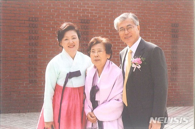 【서울=뉴시스】문재인 대통령의 모친인 강한옥 여사가 29일 향년 92세로 별세했다. 사진은 문 대통령과 김정숙 여사가 딸 결혼식을 앞두고 강한옥 여사와 함께 기념촬영을 하고 있는 모습. 2019.10.29. (사진=문재인 대통령 공식 블로그 제공) photo@newsis.com