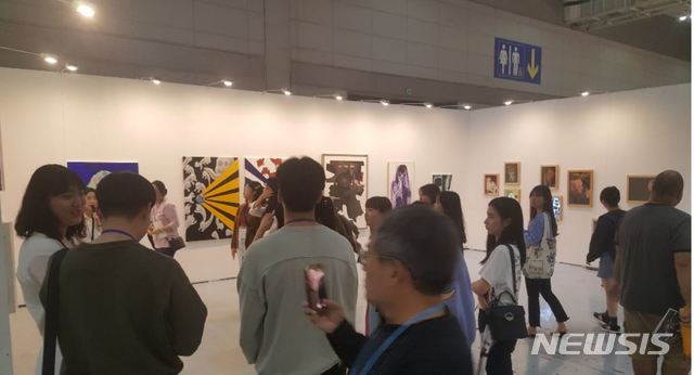 【서울=뉴시스】2019 작가미술장터 전시 장면