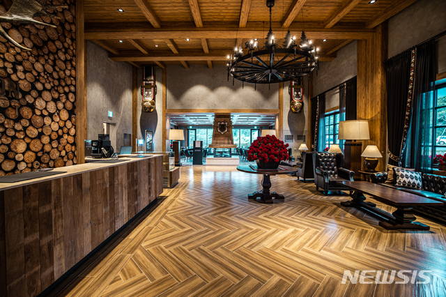 【서울=뉴시스】켄싱턴리조트 설악밸리 '웰컴센터' 로비