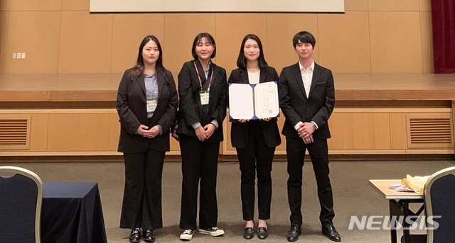 【전주=뉴시스】윤난슬 기자 = 전북대학교는 화학공학부 재학생들이 한국화학공학회가 주최한 '제12회 전국 대학생 화학공학 대학생 Fun&Fun Festival'에서 영예의 대상을 받았다고 30일 밝혔다.2019.10.30.(사진=전북대 제공) photo@newsis.com