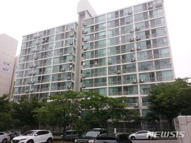 【서울=뉴시스】김가윤 기자 = 서울 중랑구 묵동 13 신내아파트 405동 303호가 경매에 나왔다. 1996년 6월 준공된 12개동 1070세대 단지로 해당 물건은 12층 중 3층이다. 전용면적은 81㎡다. 2019.11.04 (제공=지지옥션)&nbsp; yoon@newsis.com