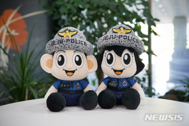 【제주=뉴시스】제주지방경찰청에 제작한 경찰 캐릭터 인형 ‘포돌이·포순이’. (사진=제주지방경찰청 제공) photo@newsis.com