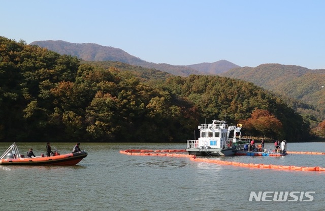 [하남=뉴시스] 팔당상수원인 경기 광주시 팔당호에서 대규모 수질오염사고 대비 유관기관 합동 방제훈련을 하는 모습. (사진=뉴시스 DB). photo@newsis.com