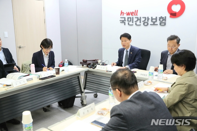 【세종=뉴시스】30일 국민건강보험공단 종로지사 회의실에서 열린 '제4차 장기요양위원회'에서 김강립 복건복지부 차관이 회의를 진행하고 있다. 이날 위원회에서는 2020년 장기요양보험 수가 및 보험료율 등을 심의·의결했다. 2019.10.30. (사진=보건복지부 제공) photo@newsis.com