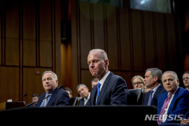 【워싱턴=AP/뉴시스】 데니스 뮬런버그 보잉 최고 경영자(CEO·사진 가운데)는 29일(현지시간) 미국 상원 737MAX 항공기 추락 사태 관련 청문회에 출석했다. 2019.10.30.