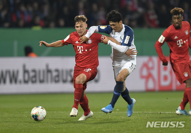 【보훔=AP/뉴시스】보훔 이청용(가운데)이 29일(현지시간) 독일 보훔의 루르 슈타디온에서 열린 2019~20시즌 독일축구협회(DFB) 포칼 32강전 바이에른 뮌헨과의 경기에서 공을 다투고 있다. 이청용은 지난 8월 오른쪽 무릎 인대 부상 후 복귀, 첫 선발 출전했지만 공격 포인트는 올리지 못하고 후반 교체됐으며 팀은 1-2로 역전패했다. 2019.10.30.