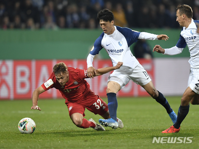 【보훔=AP/뉴시스】보훔 이청용(가운데)이 29일(현지시간) 독일 보훔의 루르 슈타디온에서 열린 2019~20시즌 독일축구협회(DFB) 포칼 32강전 바이에른 뮌헨과 경기하고 있다. 이청용은 지난 8월 오른쪽 무릎 인대 부상 후 복귀, 첫 선발 출전했지만 공격 포인트는 올리지 못하고 후반 교체됐으며 팀은 1-2로 역전패했다. 2019.10.30.