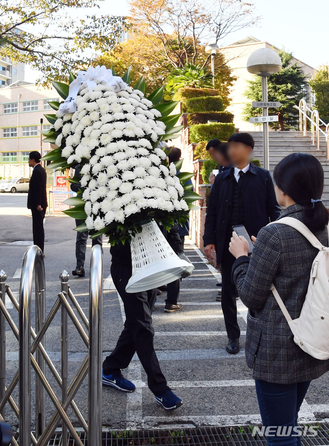 【부산=뉴시스】 하경민 기자 = 문재인 대통령의 모친 고 강한옥 여사의 빈소가 마련된 30일 오전 부산 수영구 남천성당에서 전 국무위원 일동이 보낸 조화가 되돌아가고 있다. 고민정 청와대 대변인은 "문 대통령은 고인의 뜻에 따라 장례는 가족들과 차분하게 치를 예정"이라며 "조문과 조화는 정중히 사양하겠다는 뜻을 전했다. 애도와 추모의 뜻은 마음으로 전해주시길 바란다"고 말했다. 2019.10.30.yulnetphoto@newsis.com