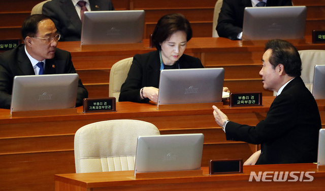 【서울=뉴시스】이종철 기자 = 이낙연 국무총리와 홍남기 경제부총리, 유은혜 사회부총리가 30일 서울 여의도 국회 본회의장에서 대화를 하고 있다. 2019.10.30.jc4321@newsis.com