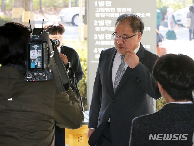 [서울=뉴시스] 홍효식 기자 = 4·16 세월호 참사 특별조사위원회(1기 특조위) 활동을 방해한 혐의로 기소됐으나 무죄가 확정된 안종범 전 경제수석이 형사보상을 받게 됐다. 사진은 안 전 수석이 2019년 10월 30일 오전 서울 서초구 서울고등법원에서 열린 직권남용권리행사방해 등 파기환송심 1회 공판에 출석하는 모습. 2026.07.03. photo@newsis.com