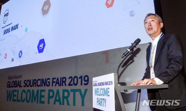 【서울=뉴시스】 장영승 서울산업진흥원 대표이사가 지난 29일 오후 2019 서울어워드 글로벌 소싱페어에서 사업발표를 하고 있다. (사진=서울산업진흥원 제공) 2019.10.30.photo@newsis.com