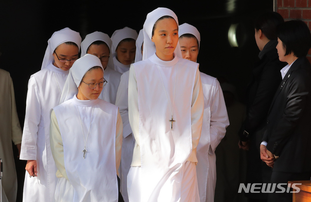 【부산=뉴시스】배훈식 기자 = 수녀님들이 30일 오전 문재인 대통령의 모친 故 강한옥 여사의 빈소가 마련된 부산 수영구 남천동성당에서 연도 의식을 마친 뒤 나서고 있다. 2019.10.30.  dahora83@newsis.com