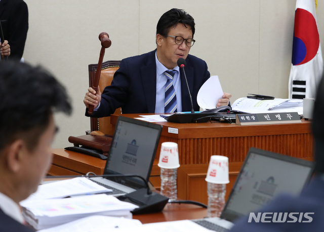 【서울=뉴시스】김명원 기자 = 민병두 국회 정무위원회 위원장이 30일 오전 서울 여의도 국회 정무위원회 전체회의에서 법률안을 의결하며 의사봉을 두드리고 있다. 2019.10.30. kmx1105@newsis.com