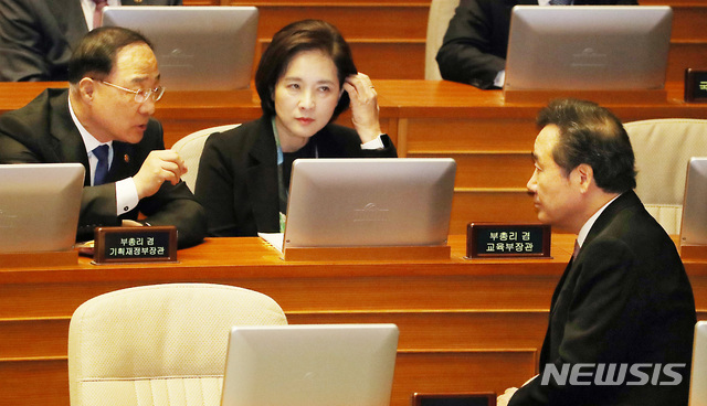 【서울=뉴시스】이종철 기자 = 이낙연 국무총리와 홍남기 경제부총리, 유은혜 사회부총리가 30일 서울 여의도 국회 본회의장에서 심각한 표정으로 대화를 하고 있다. 2019.10.30. jc4321@newsis.com