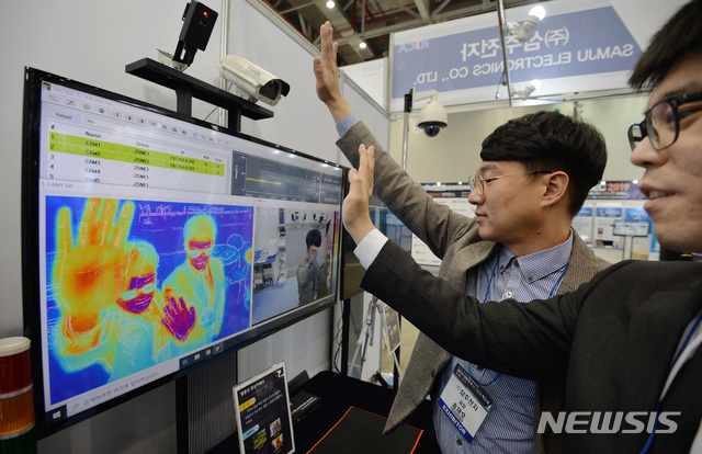 【대구=뉴시스】특정 부분의 온도를 영상에 표출하고 이상 온도 검출 시 알림을 발생하는 카메라를 체험하는 모습이다. 본문 내용과 직접적인 연관은 없다. 뉴시스DB. 2020.10.27. photo@newsis.com