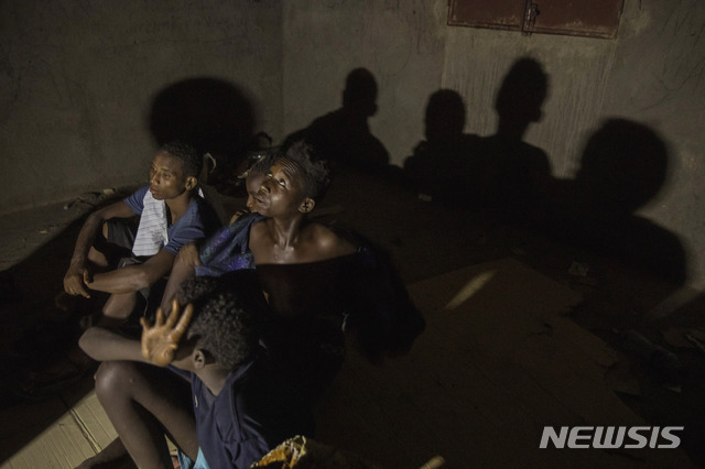 【알리사베이(지부티)=AP/뉴시스】지난 7월11일 지부티 알리사베이의 한 이주자 숙소에 에티오피아로부터 온 13∼16살의 소년들이 모여 밤을 보내고 있다. 이들은 날이 새면 또다시 사우디아라비아를 향한 여정을 시작할 것이다. 2019.10.30