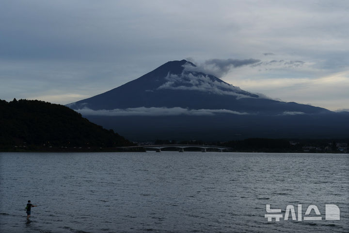 [야마나시=AP/뉴시스]2019년 8월 6일 일본 야마나시현 가와구치 호수 너머로 후지산이 보이고 있다. 2024.10.23.