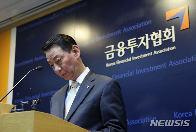 【서울=뉴시스】박미소 기자 = '폭언 논란'을 일으킨 권용원 한국금융투자협회장이 30일 오후 서울 영등포구 여의도 한국금융투자협회에서 폭언 논란과 관련한 입장 발표를 하고 있다. 2019.10.30.&nbsp; misocamera@newsis.com