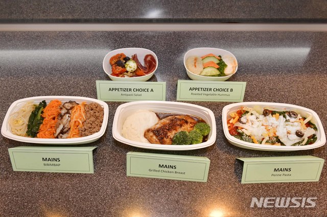【서울=뉴시스】델타항공이 11월5일부터 전 국제선에서 새로운 메인 캐빈 기내식 서비스를 선보인다. 사진은 델타항공 메인 캐빈석 탑승객들이 고를 수 있는 에피타이저, 메인 메뉴. 2019.10.31. (사진=델타항공 제공)