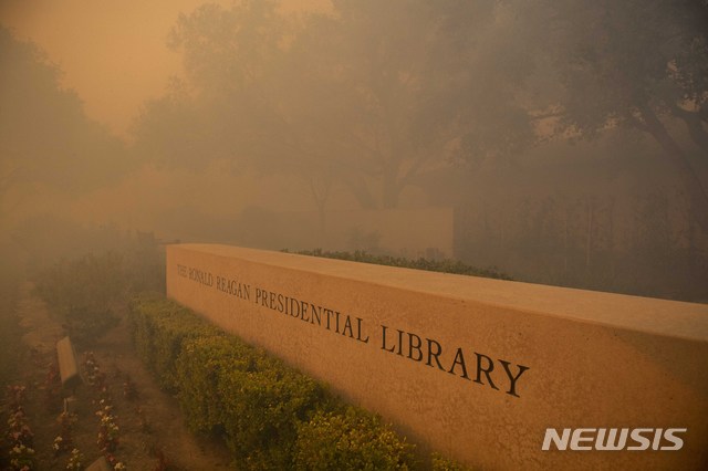【시미밸리=AP/뉴시스】미 캘리포니아 시미밸리 소재 로널드 레이건 대통령 도서관이 29일(현지시간) 산불로 인한 연기에 휩싸여 있다. 2019.10.31.