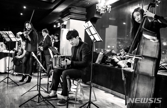 【광주=뉴시스】 류형근 기자 = 광주문화재단은 11월4일 오후 7시30분 빛고을아트스페이스 5층 소공연장에서 김국주밴드의 '찬란한 푸가 그리고 반도네온'를 선보인다고 31일 밝혔다. (사진=광주문화재단 제공). 2019.10.31. photo@newsis.com