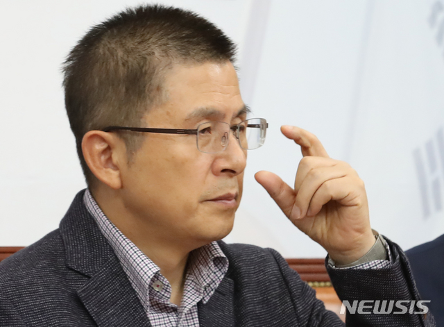 【서울=뉴시스】김명원 기자 = 황교안 자유한국당 대표가 31일 오전 서울 여의도 국회 자유한국당 회의실에서 최고위원회의에 참석해 안경을 만지고 있다. 2019.10.31.&nbsp; kmx1105@newsis.com