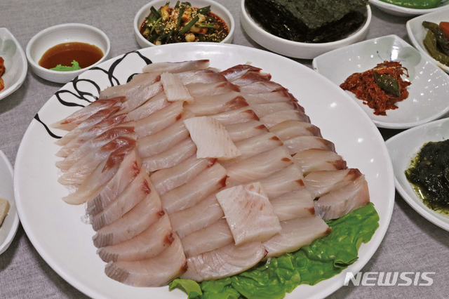【해남=뉴시스】전남 해남의 8味 삼치회. (사진=해남군 제공) 2019.10.31. photo@newsis.com