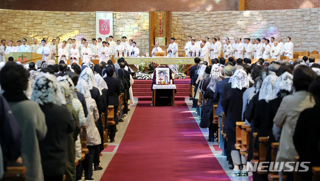 【부산=뉴시스】배훈식 기자 = 문재인 대통령의 모친 故 강한옥 여사의 발인미사가 31일 오전 부산 수영구 남천성당에서 진행되고 있다. 2019.10.31. dahora83@newsis.com