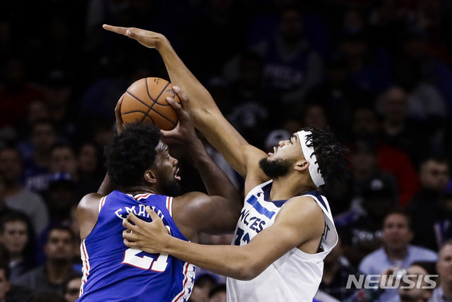 【필라델피아(미국)=AP/뉴시스】조엘 엠비드와 칼 앤서니 타운스