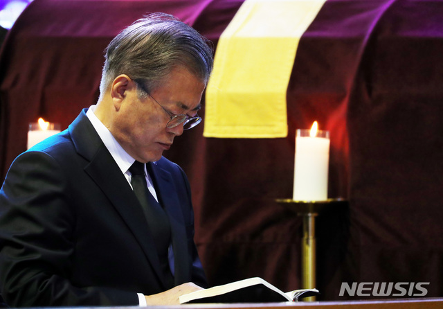 【부산=뉴시스】배훈식 기자 = 문재인 대통령이 31일 오전 부산 수영구 남천성당에서 열린 모친 故 강한옥 여사의 발인 미사를 하고 있다. 2019.10.31.dahora83@newsis.com