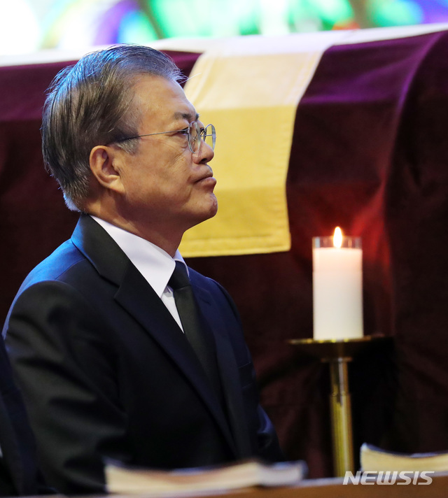 【부산=뉴시스】배훈식 기자 = 문재인 대통령이 31일 오전 부산 수영구 남천성당에서 열린 모친 故 강한옥 여사의 발인 미사를 하고 있다. 2019.10.31. dahora83@newsis.com 