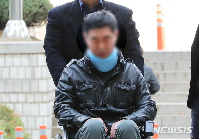 【서울=뉴시스】박주성 기자 = '웅동학원 의혹' 조국 전 법무부장관 동생 조모씨가 31일 오전 서울 서초구 서울중앙지방법원으로 출석해 영장실질심사를 받기 법정으로 이동하고 있다. 2019.10.31.&nbsp; park7691@newsis.com