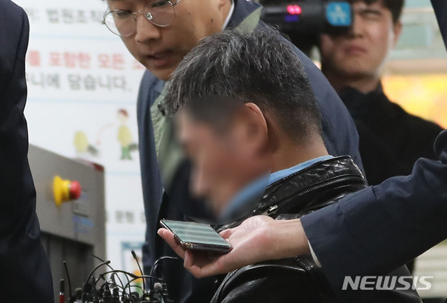[서울=뉴시스]박주성 기자 = '웅동학원 의혹' 조국 전 법무부장관 동생 조모씨가 지난 10월31일 오전 서울 서초구 서울중앙지방법원으로 출석해 영장실질심사를 받기 법정으로 이동하고 있다. 2019.10.31. park7691@newsis.com