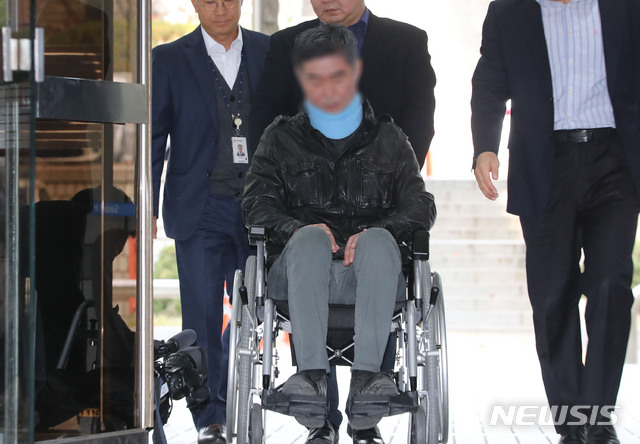 【서울=뉴시스】박주성 기자 = '웅동학원 의혹' 조국 전 법무부장관 동생 조모씨가 31일 오전 서울 서초구 서울중앙지방법원으로 출석해 영장실질심사를 받기 법정으로 이동하고 있다. 2019.10.31.&nbsp; park7691@newsis.com