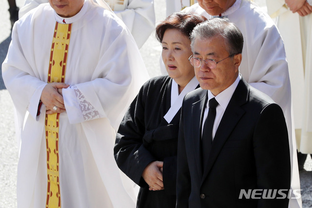 【부산=뉴시스】배훈식 기자 = 문재인 대통령이 31일 오전 부산 수영구 남천성당에서 모친 故 강한옥 여사 운구를 바라보고 있다. 왼쪽은 김정숙 여사. 2019.10.31.&nbsp; dahora83@newsis.com