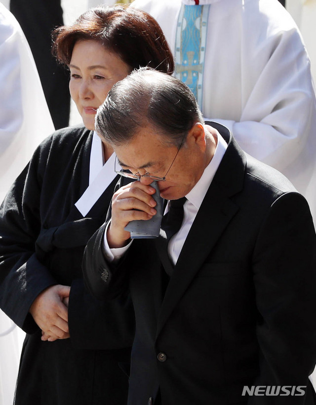【부산=뉴시스】배훈식 기자 = 문재인 대통령이 31일 오전 부산 수영구 남천성당에서 모친 故 강한옥 여사 운구를 따르며 눈물을 훔치고 있다. 왼쪽은 김정숙 여사. 2019.10.31. dahora83@newsis.com