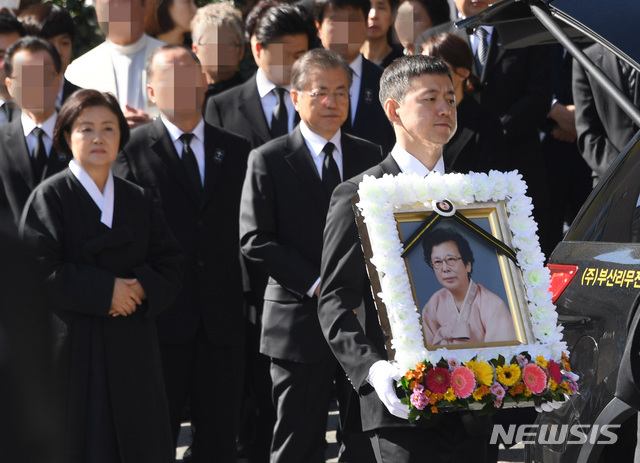 【부산=뉴시스】배훈식 기자 = 문재인 대통령의 아들 문준용 씨가 31일 부산 남천성당에서 열린 할머니 故 강한옥 여사의 발인식에서 영정을 들고 이동하고 있다. 2019.10.31. dahora83@newsis.com